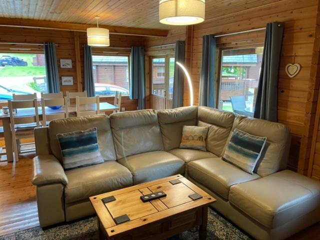 Luxury 3 Bedroom, 3 Bathroom Lodge With Hot Tub スランベドル エクステリア 写真
