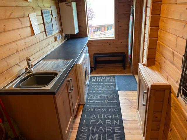 Luxury 3 Bedroom, 3 Bathroom Lodge With Hot Tub スランベドル エクステリア 写真